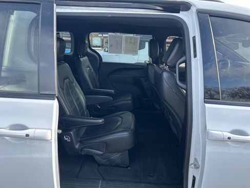 Used 2020 Chrysler Pacifica Touring-L image 18