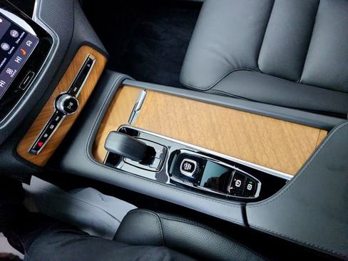 Certified 2025 Volvo XC90 T8 Plus w/ Protection Package Premier image 22