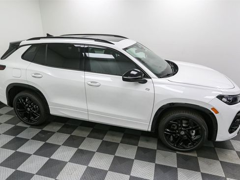 New 2025 Volkswagen Tiguan SE R-Line image 5