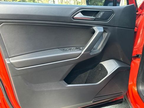 Used 2018 Volkswagen Tiguan SE w/ Panoramic Sunroof Package image 10