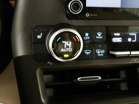 Used 2021 Toyota Highlander XLE image 23