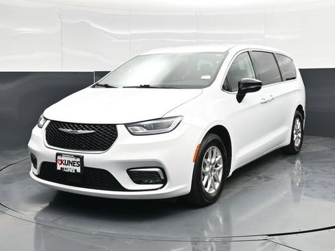 Certified 2024 Chrysler Pacifica Touring-L FWD image 7