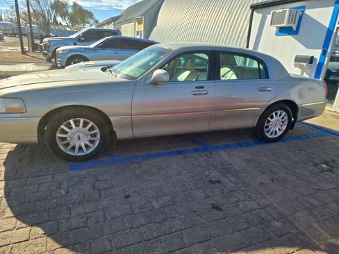 Used 2006 Lincoln Town Car Signature image 7