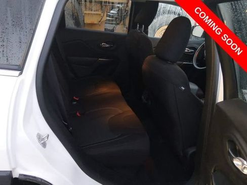 Used 2019 Jeep Cherokee Latitude w/ Popular Appearance Group AWD/4WD image 7