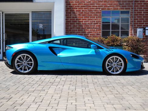 Used 2026 McLaren Artura RWD image 3