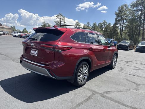 Used 2022 Toyota Highlander Platinum AWD/4WD image 4