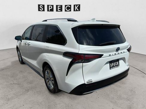 Used 2023 Toyota Sienna Platinum AWD/4WD image 3
