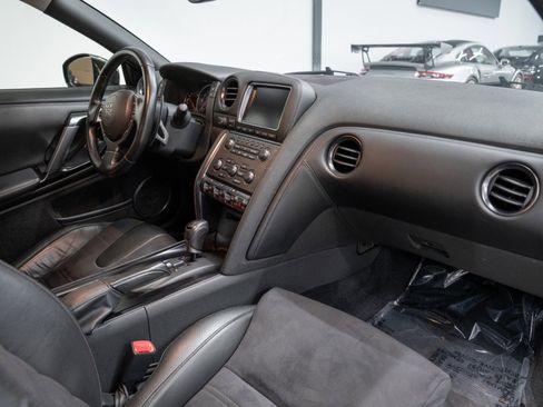 Used 2013 Nissan GT-R Premium image 14