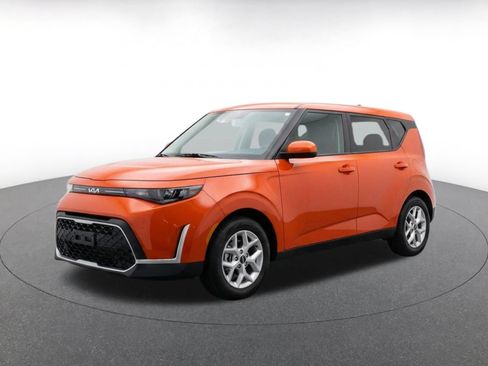 Used 2025 Kia Soul LX w/ LX Technology Package FWD image 3