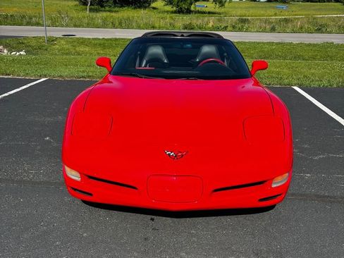 Used 2004 Chevrolet Corvette Coupe RWD image 2