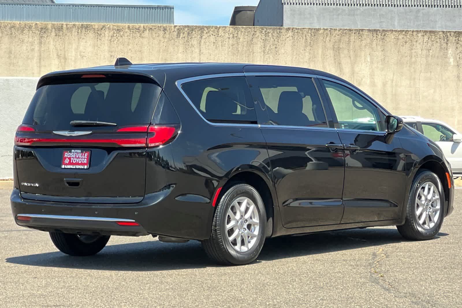 Used 2024 Chrysler Pacifica Touring-L FWD image 2