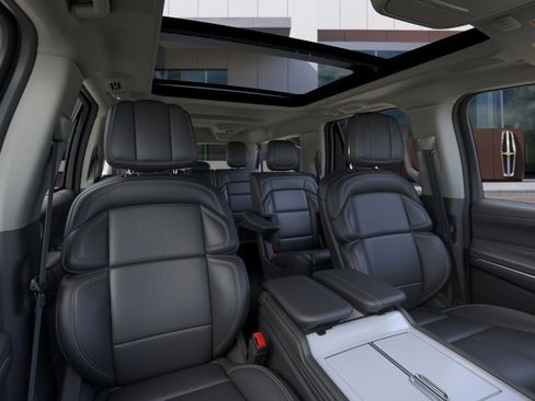 Used 2025 Lincoln Navigator L Reserve AWD/4WD image 10