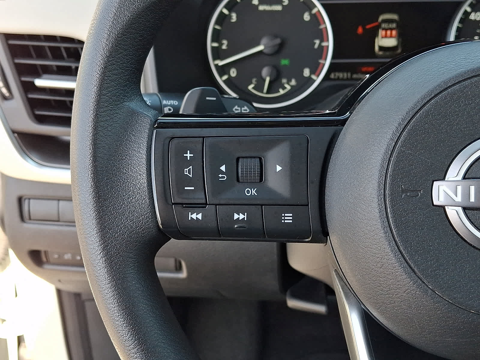 Used 2023 Nissan Rogue SV AWD/4WD image 23