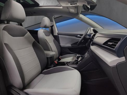 Certified 2023 Volkswagen Taos SE w/ Panoramic Sunroof Package image 6