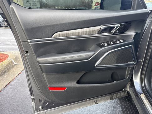 Used 2024 Kia Telluride SX w/ Towing Package image 7