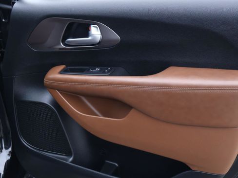 Used 2018 Chrysler Pacifica Limited image 17