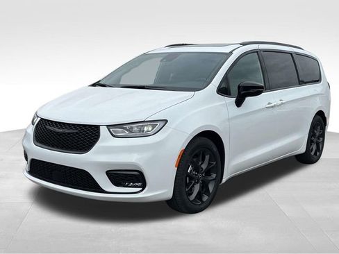 New 2026 Chrysler Pacifica Limited image 3