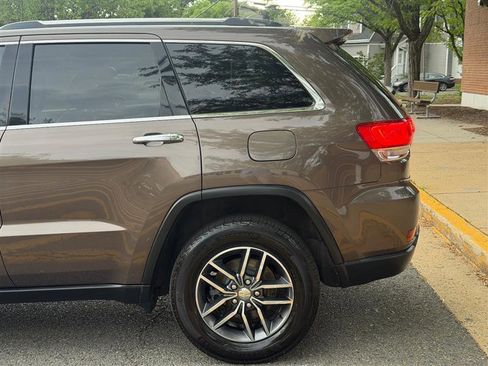 Used 2017 Jeep Grand Cherokee Limited AWD/4WD image 13