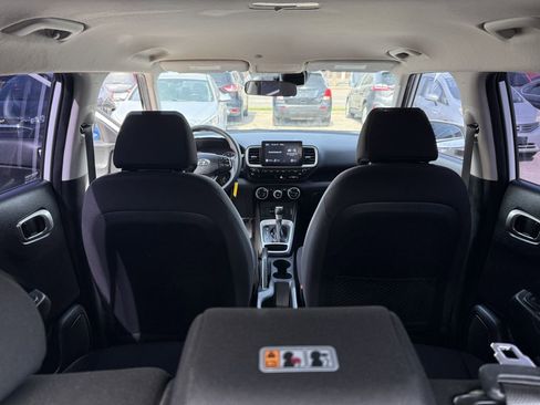 Used 2021 Hyundai Venue SE FWD image 16