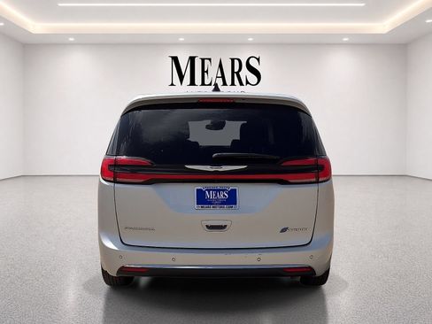Used 2024 Chrysler Pacifica Limited FWD image 4