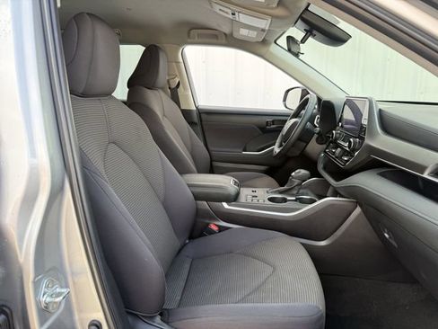 Used 2025 Toyota Highlander LE image 29