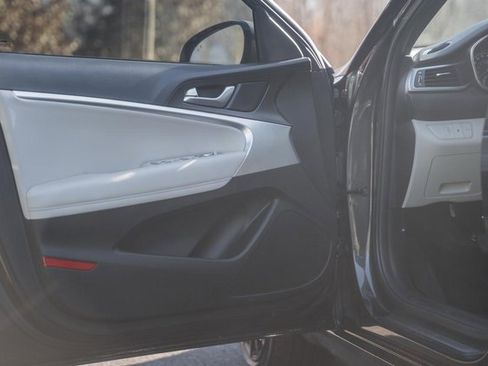 Used 2023 Genesis G70 2.0T image 32