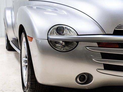 Used 2004 Chevrolet SSR w/ Preferred Equipment Group image 27