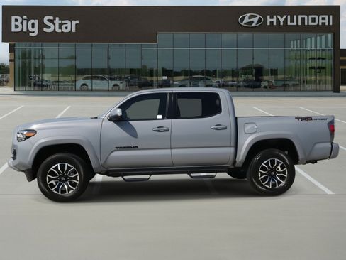 Used 2021 Toyota Tacoma TRD Sport w/ Technology Package image 2