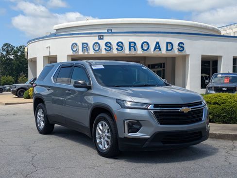 Used 2023 Chevrolet Traverse LS FWD image 1