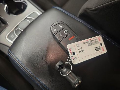Used 2019 Jeep Grand Cherokee Laredo AWD/4WD image 29