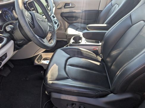 Used 2023 Chrysler Pacifica Touring-L FWD image 6