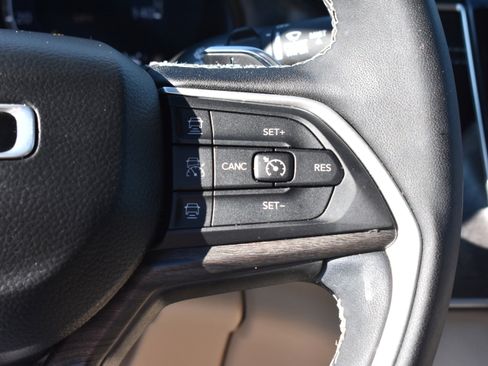 Used 2025 Jeep Grand Cherokee Limited w/ Luxury Tech Group II image 14