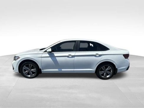 Used 2024 Volkswagen Jetta SE FWD image 3