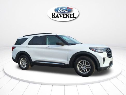 Used 2025 Ford Explorer Active w/ Active Comfort Package image 2