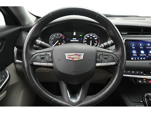 Used 2021 Cadillac XT4 Luxury w/ Cold Weather Package image 12