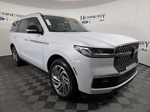New 2025 Lincoln Navigator Reserve image 4