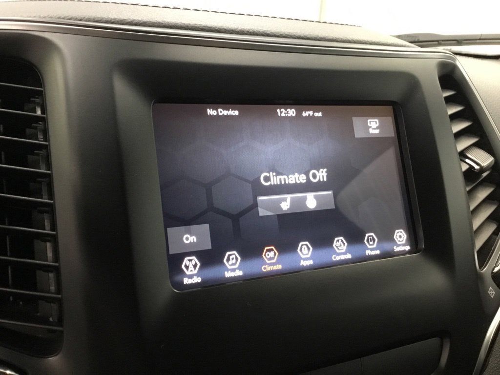 Used 2019 Jeep Cherokee Latitude Plus w/ Cold Weather Group AWD/4WD image 22