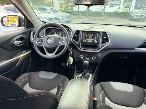 Used 2017 Jeep Cherokee Sport FWD image 10