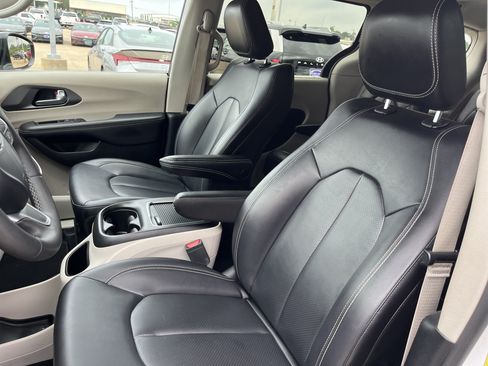 Used 2024 Chrysler Pacifica Touring-L FWD image 9