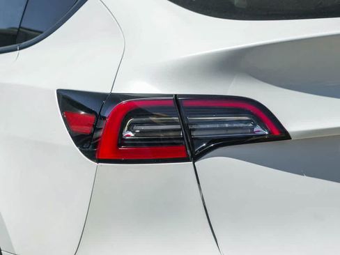 Used 2023 Tesla Model Y Long Range AWD/4WD image 16