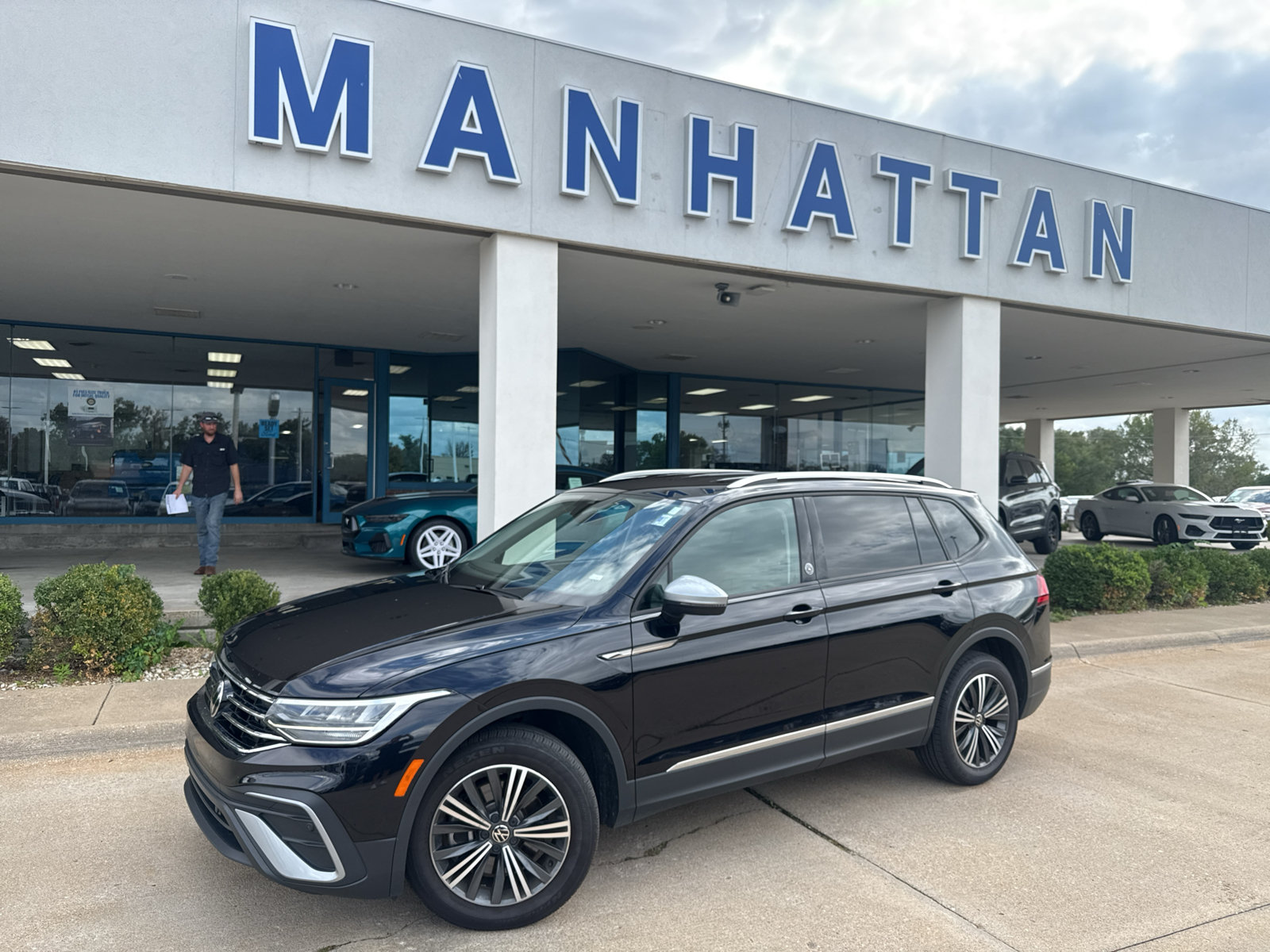 Used 2024 Volkswagen Tiguan Wolfsburg Edition FWD image 19
