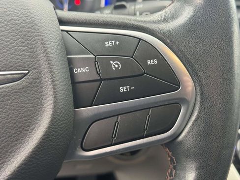 Used 2020 Chrysler Pacifica Touring-L image 21