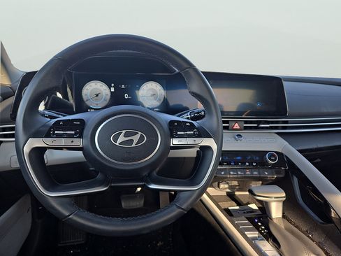 Certified 2025 Hyundai Elantra Limited FWD image 18