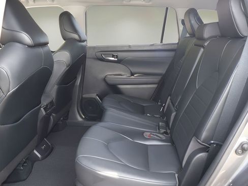 Used 2021 Toyota Highlander XLE FWD image 12