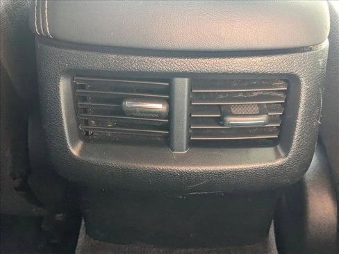 Used 2016 Dodge Challenger SXT image 18