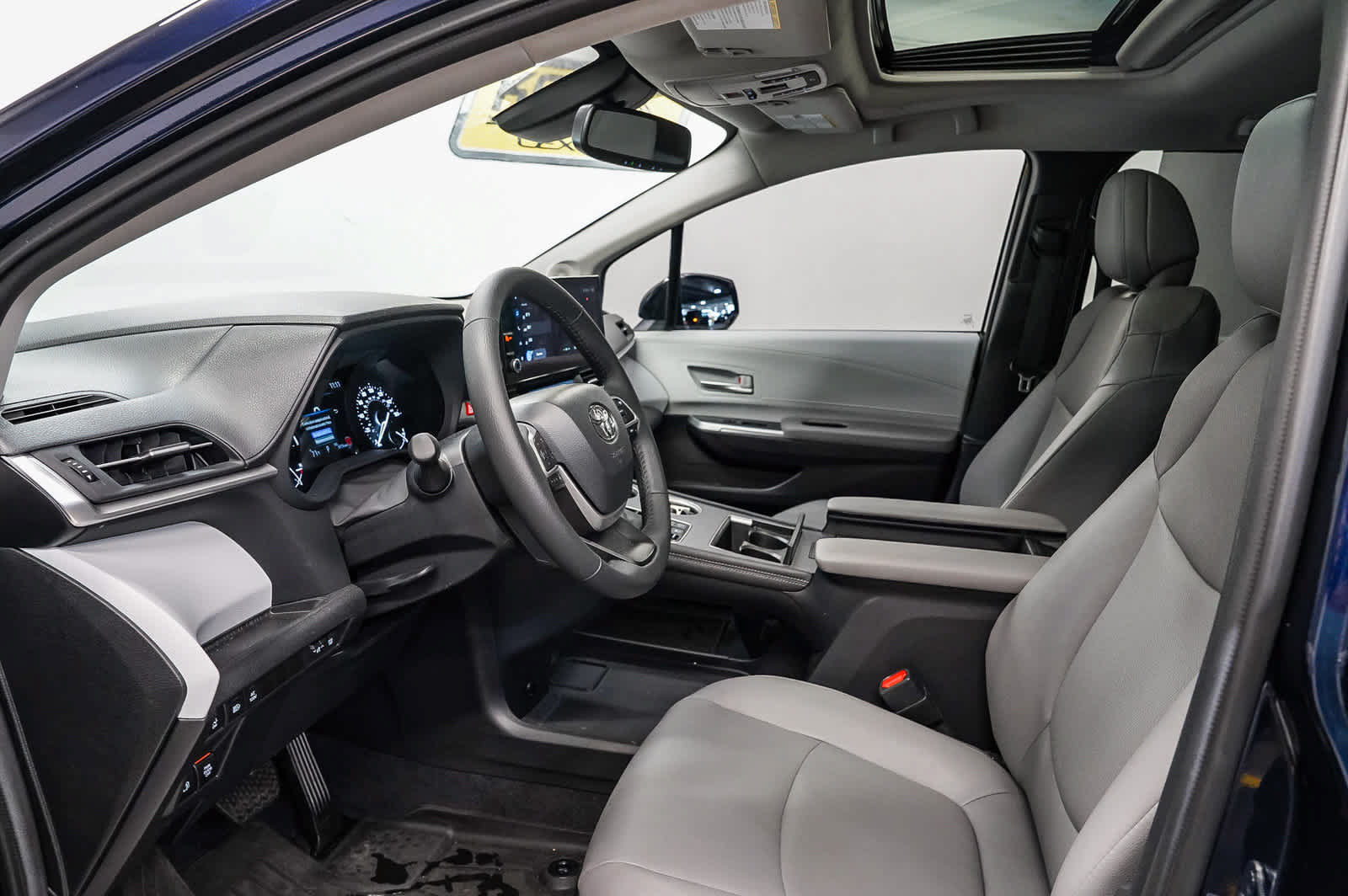 Used 2026 Toyota Sienna XLE FWD image 18
