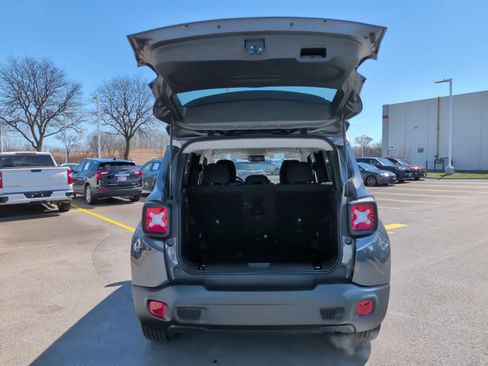 Used 2022 Jeep Renegade Latitude w/ Convenience Group AWD/4WD image 10