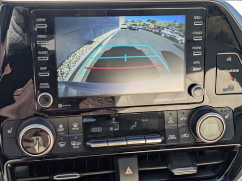 Used 2020 Toyota Highlander XLE image 17