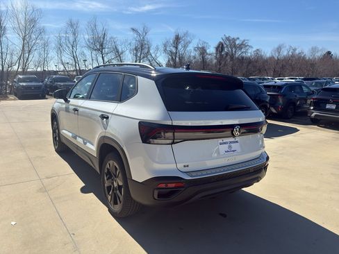 New 2026 Volkswagen Taos SE FWD image 7