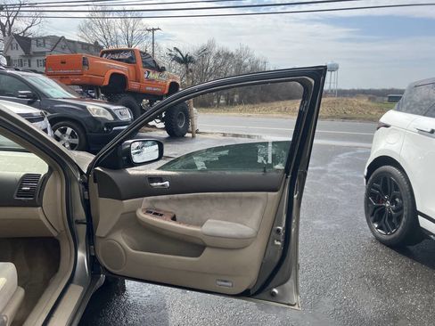 Used 2004 Honda Accord EX image 19